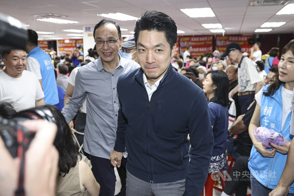 因應大罷免潮，國民黨立委賴士葆13日晚間在台北市文山區舉辦「反惡罷 戰獨裁」政策說明會，黨主席朱立倫（中左）、台北市長蔣萬安（前中）到場站台，現場氣氛熱烈。中央社記者鄭清元攝  114年5月13日