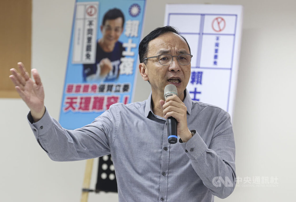 國民黨主席朱立倫（圖）13日到台北市文山區出席「反惡罷 戰獨裁」政策說明會，他指出，現在全世界最關心的是關稅，但面對這件事情，民進黨的解方就是大罷免，「剩下的就是跟美國人跪」，把東西送到美國。中央社記者鄭清元攝  114年5月13日