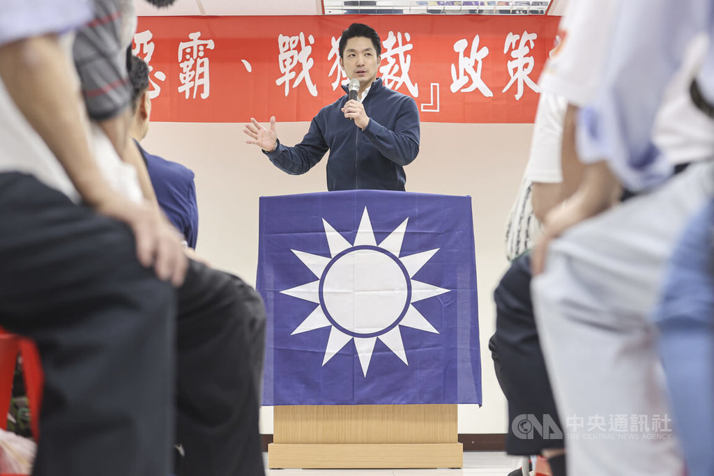 台北市長蔣萬安（中）13日出席「反惡罷 戰獨裁」政策說明會，為國民黨立委賴士葆站台，蔣萬安表示，他過去擔任立委時從旁觀察，賴士葆真的是全心全意投入文山區，照顧每個人，這次面對罷免，實在太不公平。中央社記者鄭清元攝  114年5月13日