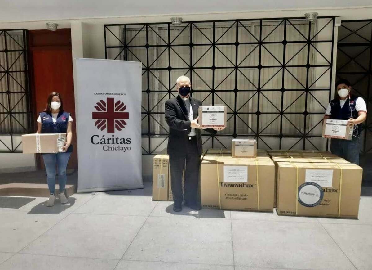 潘孟安捐贈防疫物資，受贈者是教宗良十四世 圖：屏東縣政府提供