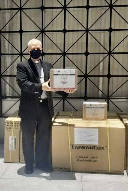 潘孟安捐贈防疫物資，受贈者是教宗良十四世 圖：屏東縣政府提供