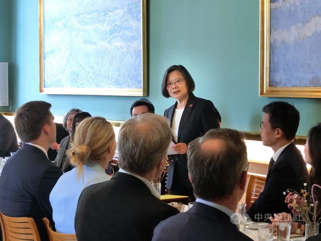 前總統蔡英文（立者）參訪丹麥國會，與丹麥國會議員餐敘時感謝丹麥國會對台灣的友誼和支持。中央社記者辜泳秝哥本哈根攝  114年5月13日 圖：中央社提供