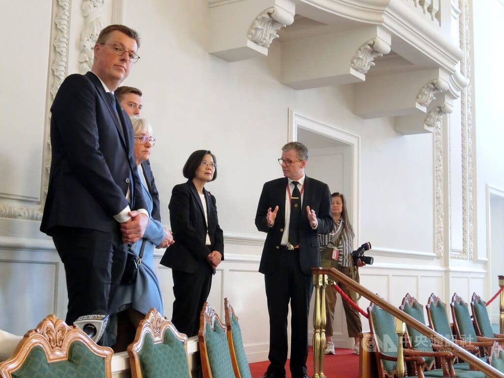 前總統蔡英文（右3）13日抵達丹麥，參訪丹麥國會議場，認真聆聽解說員導覽。中央社記者辜泳秝哥本哈根攝  114年5月13日 圖：中央社提供