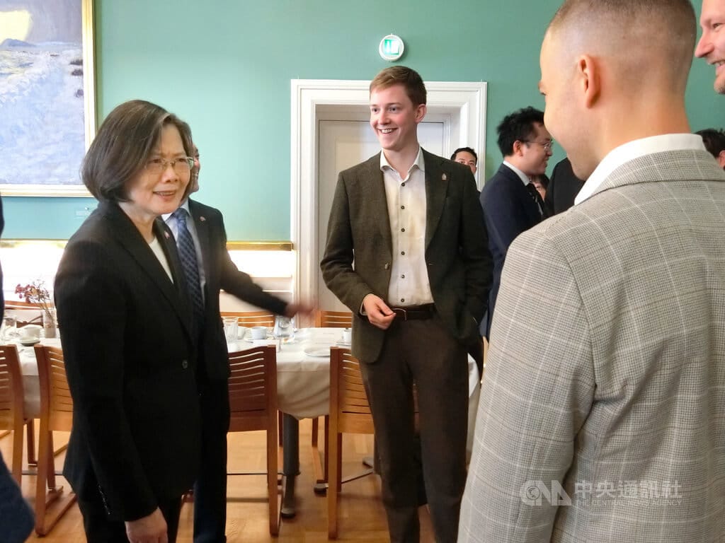 前總統蔡英文（前左）參訪丹麥國會議場，與丹麥年輕議員會面，對丹麥國會的年輕程度表示驚訝。中央社記者辜泳秝哥本哈根攝  114年5月13日 圖：中央社提供