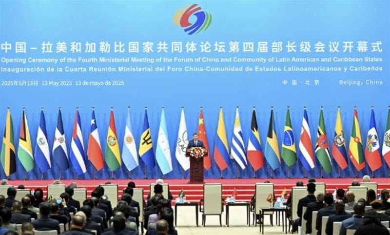 中拉論壇現場懸掛著台灣這兩個邦交國的國旗。 圖：翻攝微博