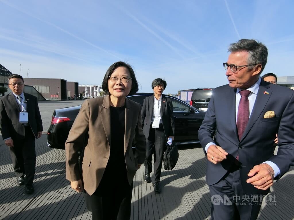 前總統蔡英文13日出席哥本哈根民主高峰會，丹麥前總理暨丹麥「民主聯盟基金會」主席拉斯穆森（右）（Anders Fogh Rasmussen）親自迎接。中央社記者辜泳秝哥本哈根攝 114年5月14日 圖：中央社提供