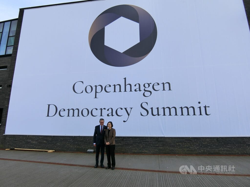 前總統蔡英文（右）13日出席哥本哈根民主高峰會，與丹麥前總理暨丹麥「民主聯盟基金會」主席拉斯穆森在會場外合影留念。中央社記者辜泳秝哥本哈根攝 114年5月14日 圖：中央社提供