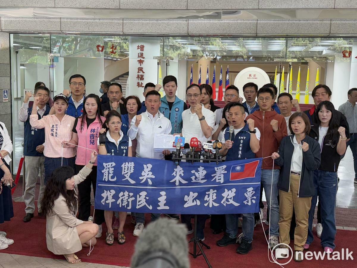 台北市議會國民黨團今舉行「罷雙吳、來連署」國民黨團總動員12區車隊掃街活動。 圖：周煊惠 / 攝
