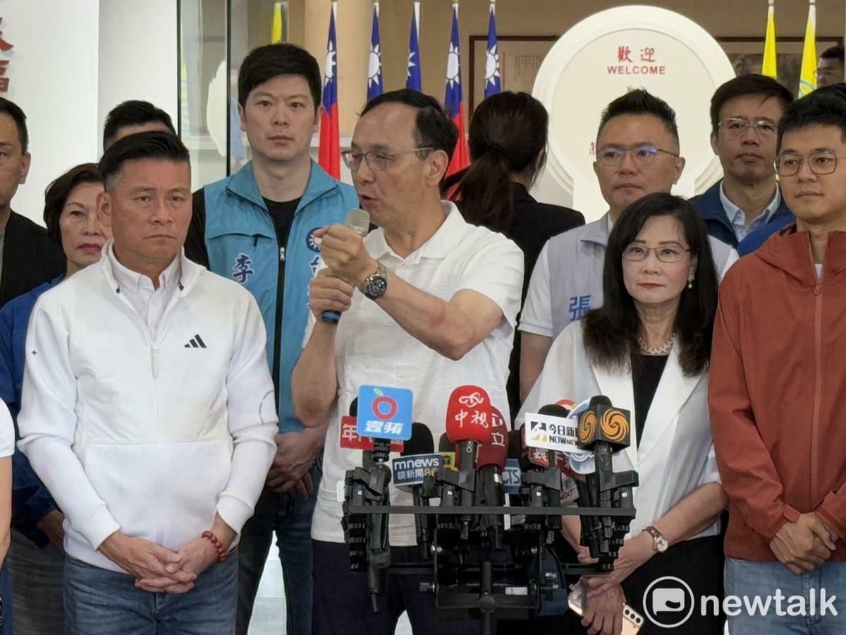 台北市議會國民黨團今舉行「罷雙吳、來連署」國民黨團總動員12區車隊掃街活動。 圖：周煊惠 / 攝