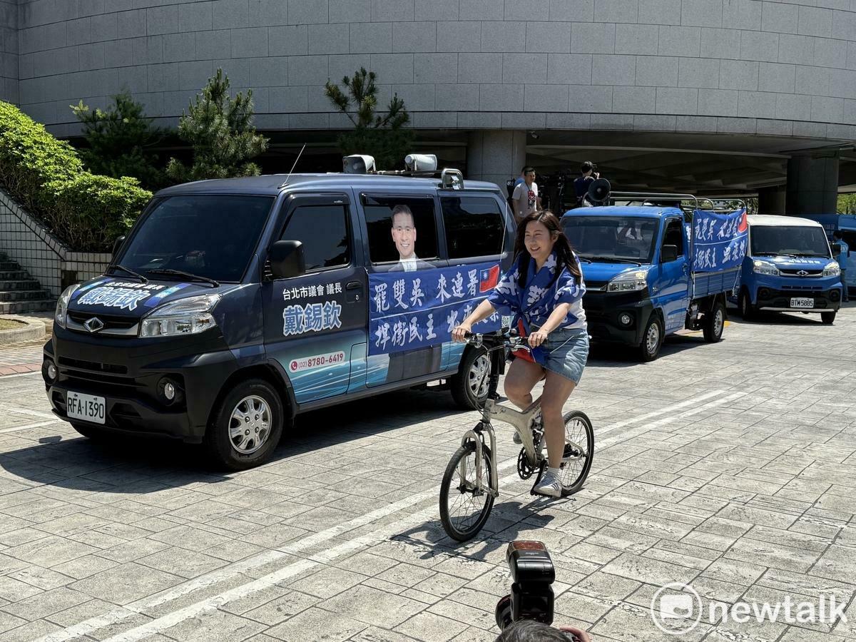 國民黨台北市議員柳采葳騎腳踏車助陣。 圖：周煊惠 / 攝