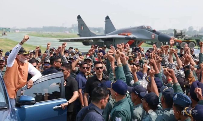 印度總理莫迪訪問亞當布林空軍基地，受到官兵們的熱烈歡迎。 圖 : 翻攝自牛彈琴