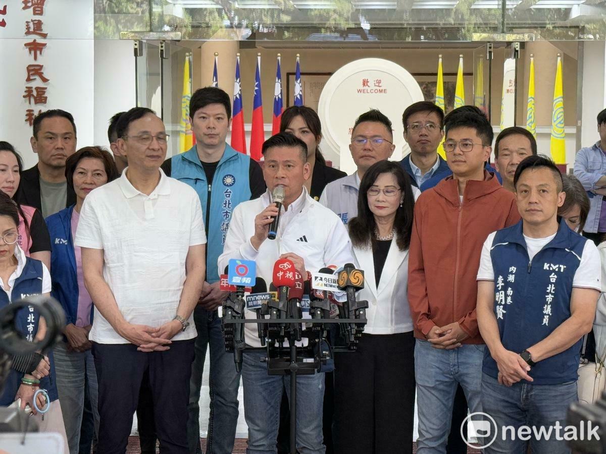 台北市議會國民黨團今（14日）於議會門口舉行「罷雙吳、來連署」國民黨團總動員12區車隊掃街活動。 圖：周煊惠 ／ 攝