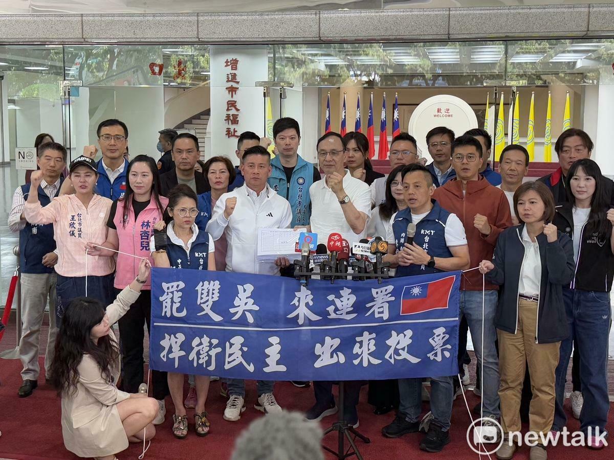 台北市議會國民黨團今（14日）於議會門口舉行「罷雙吳、來連署」國民黨團總動員12區車隊掃街活動。 圖：周煊惠 ／ 攝