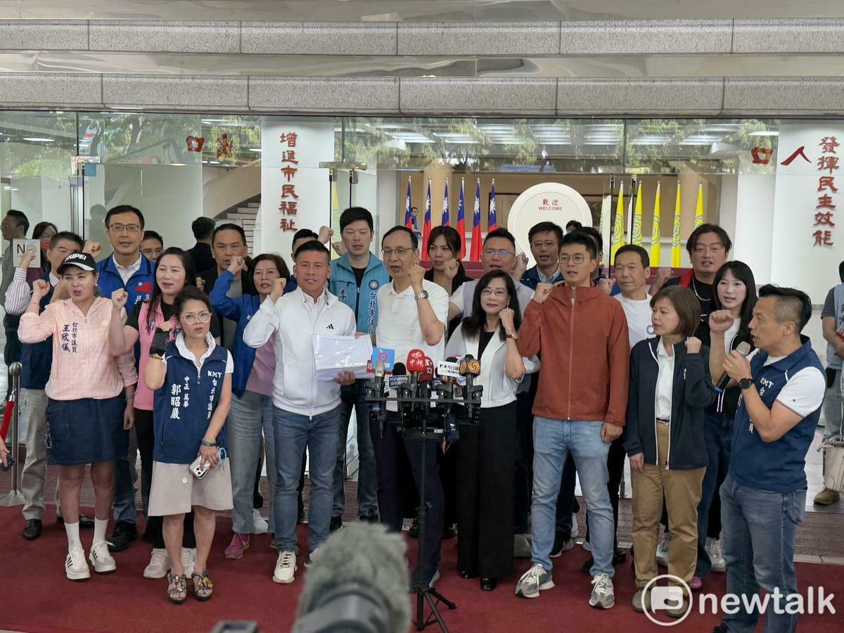 台北市議會國民黨團今（14日）於議會門口舉行「罷雙吳、來連署」國民黨團總動員12區車隊掃街活動。 圖：周煊惠 ／ 攝