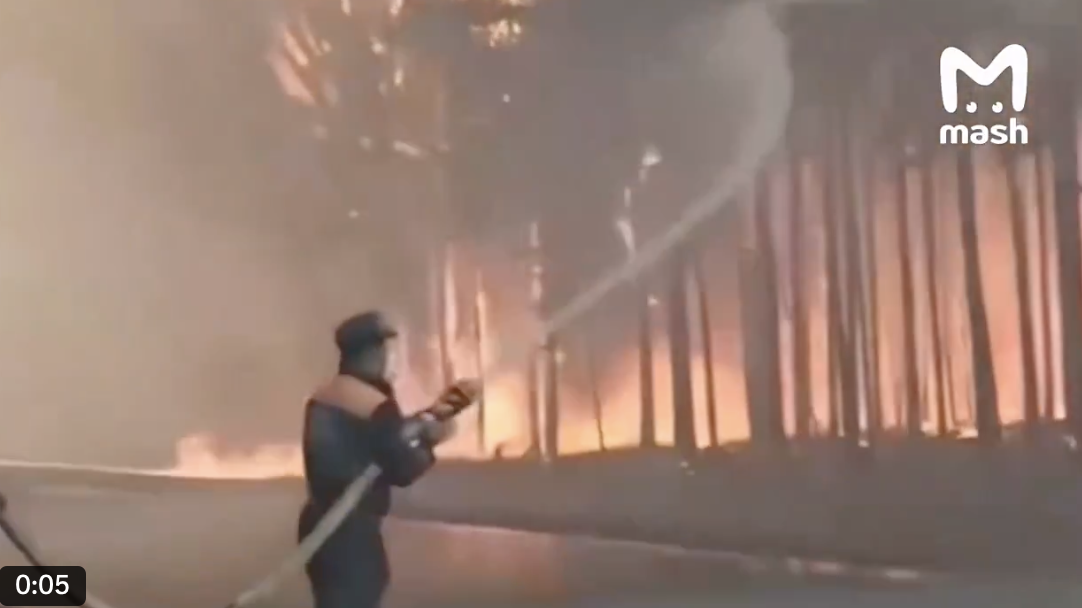 俄羅斯貝加爾湖地區近日爆發大規模森林火災，當局發現多處可疑縱火跡象，包括木柴堆與油瓶，疑似為人為縱火，目前已有 3 人遭拘留調查。 圖：翻攝自 X 長樂未央
