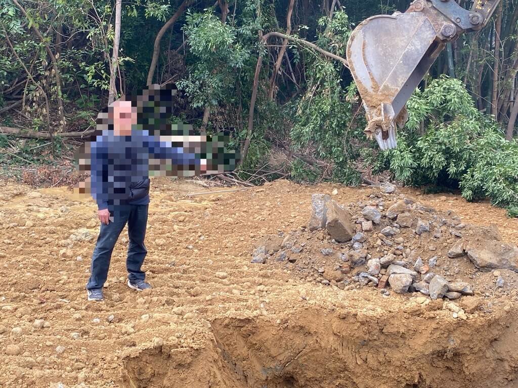 彰化警方14日宣布破獲違規傾倒廢土案，彰化市安溪路有業者進行工廠拆除工程時就地掩埋營建廢棄物，警方循線逮捕呂姓業者及李姓挖土機司機等3人送辦。（警方提供）中央社記者吳哲豪傳真  114年5月14日
