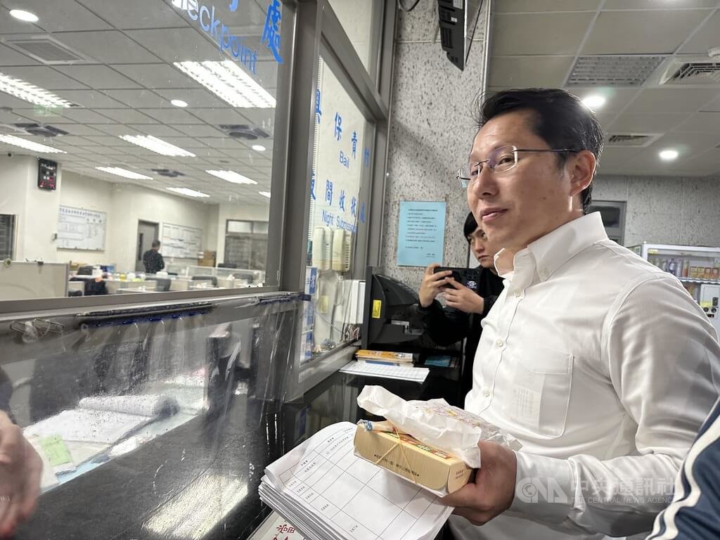 花蓮罷免國民黨立委傅崐萁在一階段提議時，縣府民政處長明良臻涉要求戶政人員登門查對資料，引發「查水表」爭議遭羈押禁見；花檢認為，明良臻等3官員涉違反個資法，5月14日依法起訴。圖為3月25日明良臻被移送花蓮地檢署。中央社記者李先鳳攝  114年5月14日