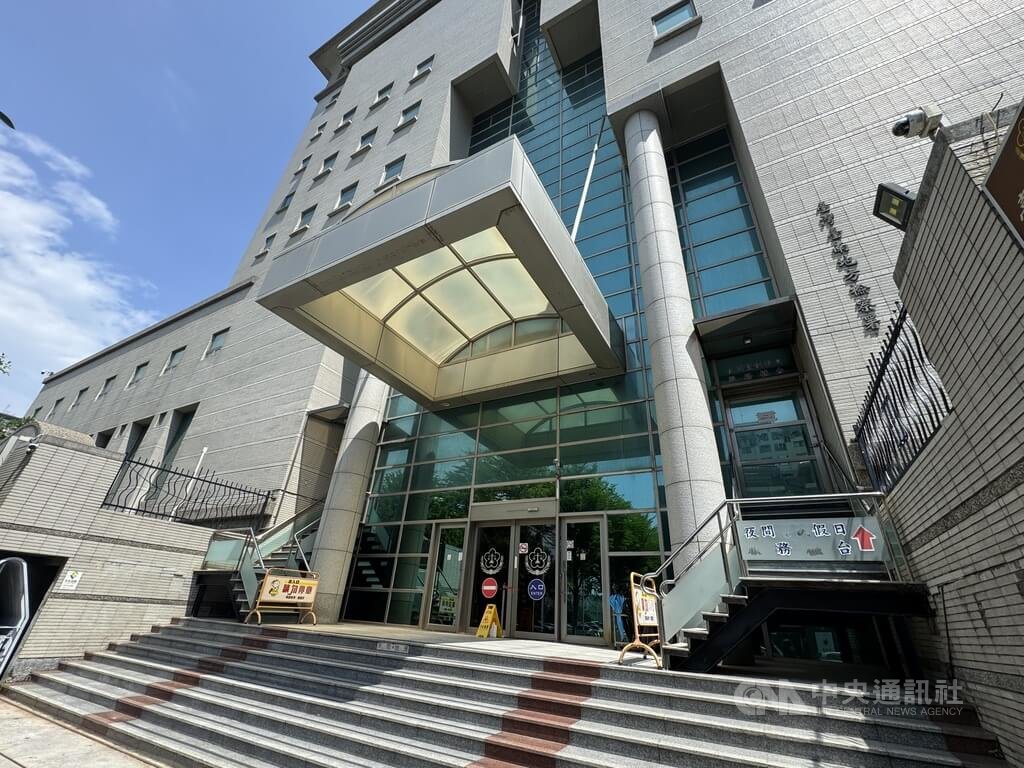 台南地檢署日前偵結民進黨立委林俊憲、王定宇罷免案提議人名冊涉不法，起訴國民黨台南市黨部副主委莊占魁等11人；檢方14日強調，檢方辦案不分顏色，絕無押人取供及羅織罪名。圖為台南地檢署。中央社記者張榮祥台南攝  114年5月14日