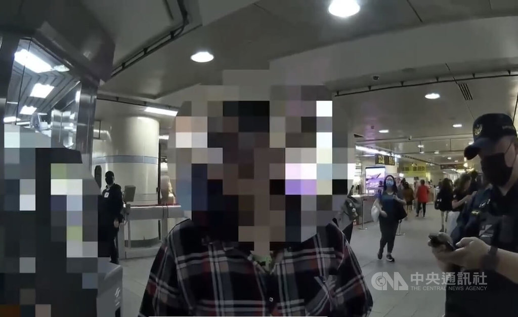 台北市西門町商圈13日晚間有名女子不滿街頭藝人表演踢道具出氣，隨後一路步行至西門站6號出口附近要搭乘電梯，38歲蘇女（前中）目睹全程指稱她舉止不當，該女竟持剪刀恐嚇蘇女，警方獲報追查。（翻攝照片）中央社記者黃麗芸傳真  114年5月14日