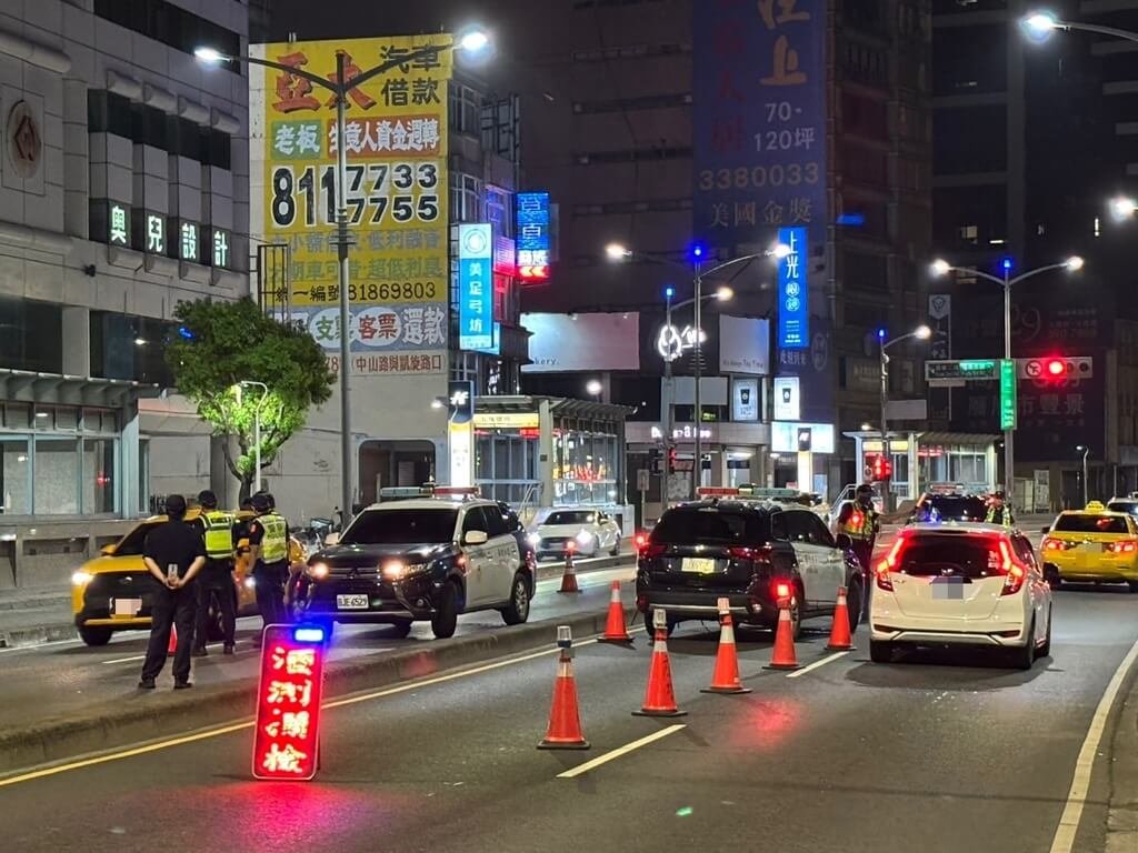 高雄市警察局自12日起展開一連3天酒駕大執法，繼首日就取締26件後，13日再取締酒駕案共35件；其中吳姓男子無故將車停在路中央，酒測值超標，依公共危險罪嫌送辦。（高市交通警察大隊提供）中央社記者洪學廣傳真  114年5月14日