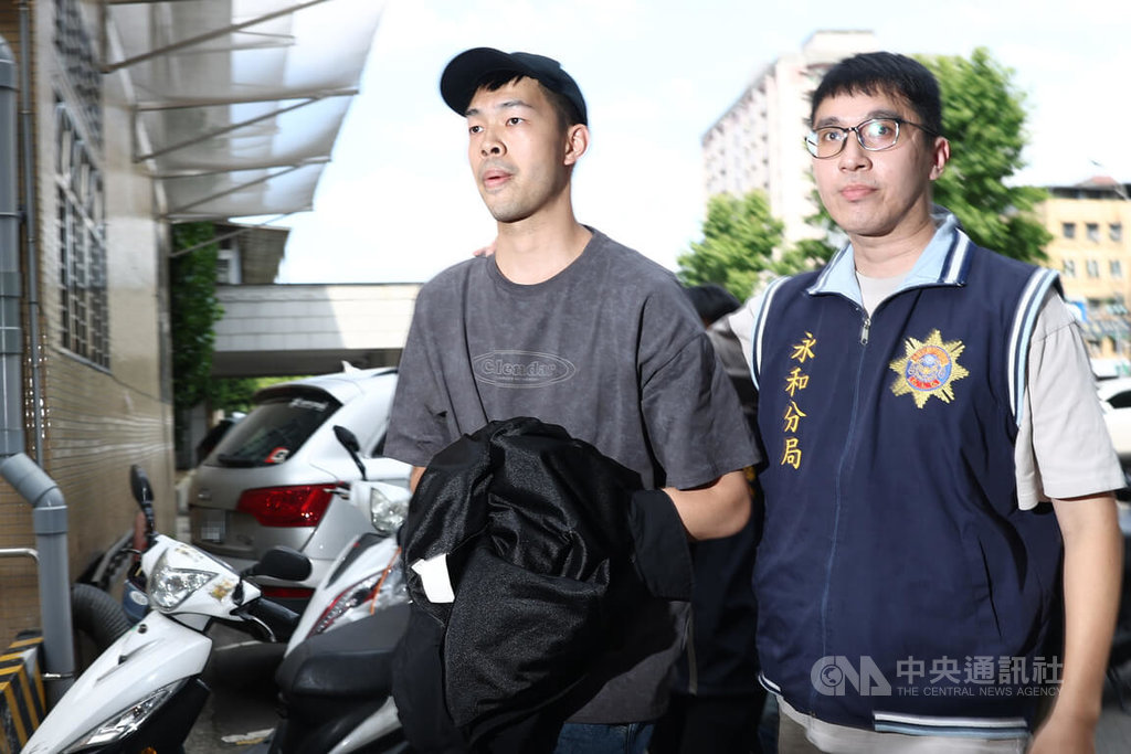檢警偵辦藝人涉逃避兵役案，14日擴大搜索對象，藝人陳大天（左）被移送新北地檢署複訊。中央社記者王騰毅攝  114年5月14日