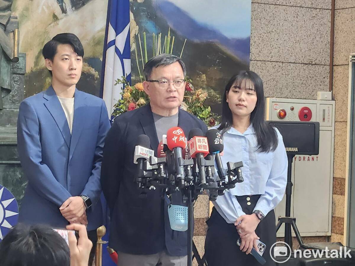 國民黨回應賴清德團結國家十講提到的刪減國防預算。圖為：國民黨文傳會主委林寬裕（圖中）、國民黨發言人楊智伃（圖右）、發言人鄧凱勛（圖左）。 圖：黃建豪/攝（資料照）