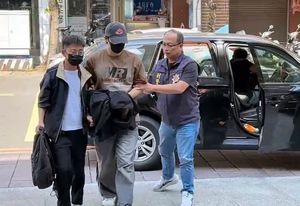 新北檢警偵辦藝人涉逃避兵役案，永和警方14日下午在板橋區將藝人陳零九（左2）拘提到案。（翻攝畫面）中央社記者黃旭昇新北傳真  114年5月14日