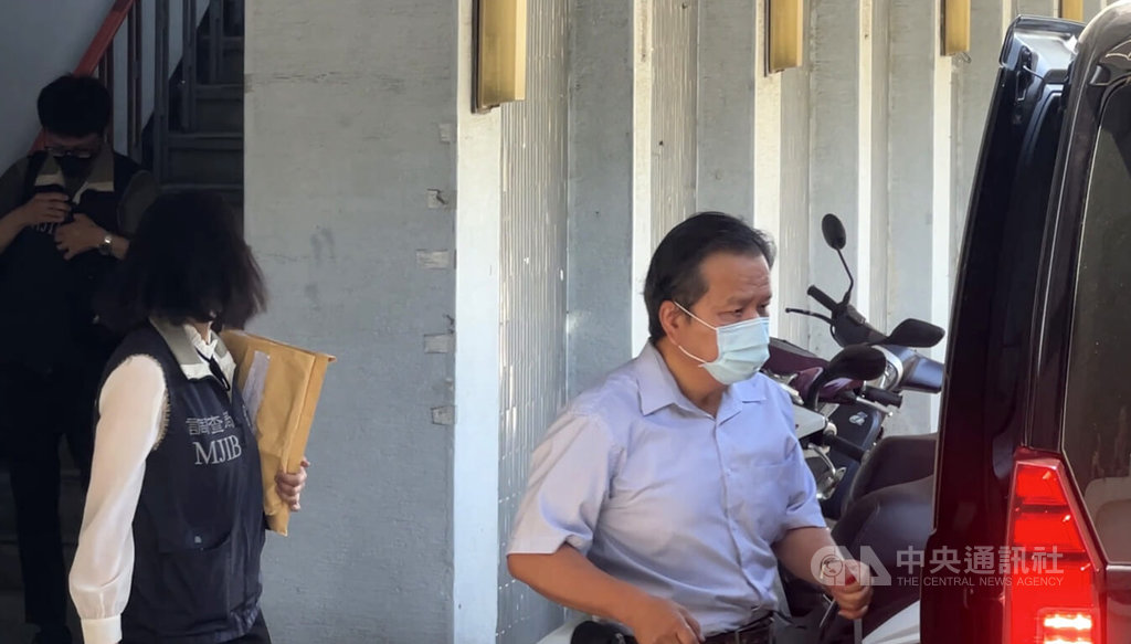 民進黨山地原住民立委伍麗華罷免提議案涉死亡連署，檢調14日搜索國民黨屏東縣黨部，並陸續帶回黨部書記長蕭榮明（右）等人。中央社記者李卉婷攝  114年5月14日