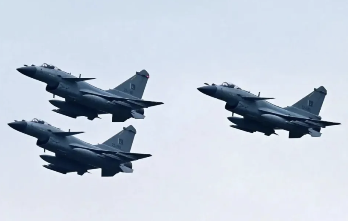 巴基斯坦空軍在此次衝突中至少擊落數架印度戰機，其中包括一架編號 BS-001 的「陣風」戰鬥機，這是印度首架服役的陣風戰機，也成為首架在戰鬥中被擊毀的該型號飛機。 圖：翻攝自 最瑞典