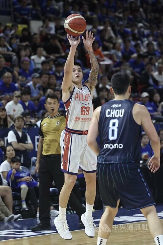 台灣職籃P.LEAGUE+總冠軍賽14日晚間進行第4戰，桃園璞園領航猿當家射手盧峻翔（白衣者）掃除前3戰手感不佳的陰霾，狂飆全場最高28分，率隊以91比75擊敗台北富邦勇士。中央社記者吳家昇攝　114年5月14日