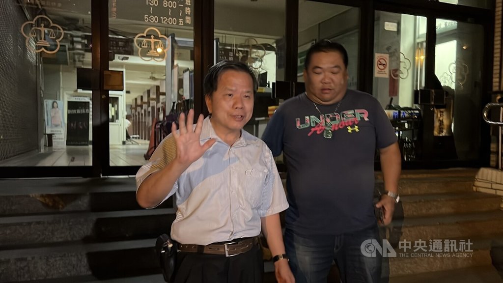 屏東地檢署偵辦民進黨山地原住民立委伍麗華罷免提議案涉死亡連署，14日約談11人到案說明。國民黨屏東縣黨部書記長蕭榮明（左）晚間請回，他表示，無妄之災，第1階段連署案黨部沒介入，其他案情不方便說明。中央社記者李卉婷攝  114年5月14日