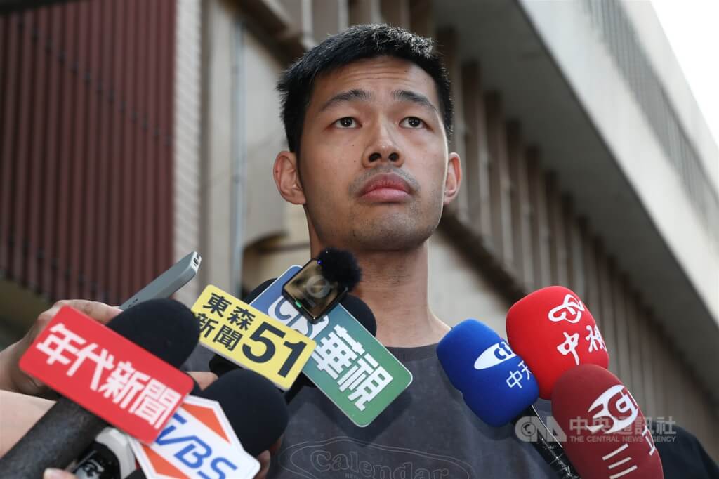 檢警偵辦藝人涉妨害兵役案，新北檢14日下午複訊藝人陳大天（圖）後，諭令以新台幣25萬元交保。陳大天離開時面對鏡頭致歉，並表示身為台灣國民，沒有履行國民應盡義務，知法犯法，是非常不當的行為，要對自己浪費大眾資源說對不起。中央社記者王騰毅攝  114年5月14日 圖：中央社提供