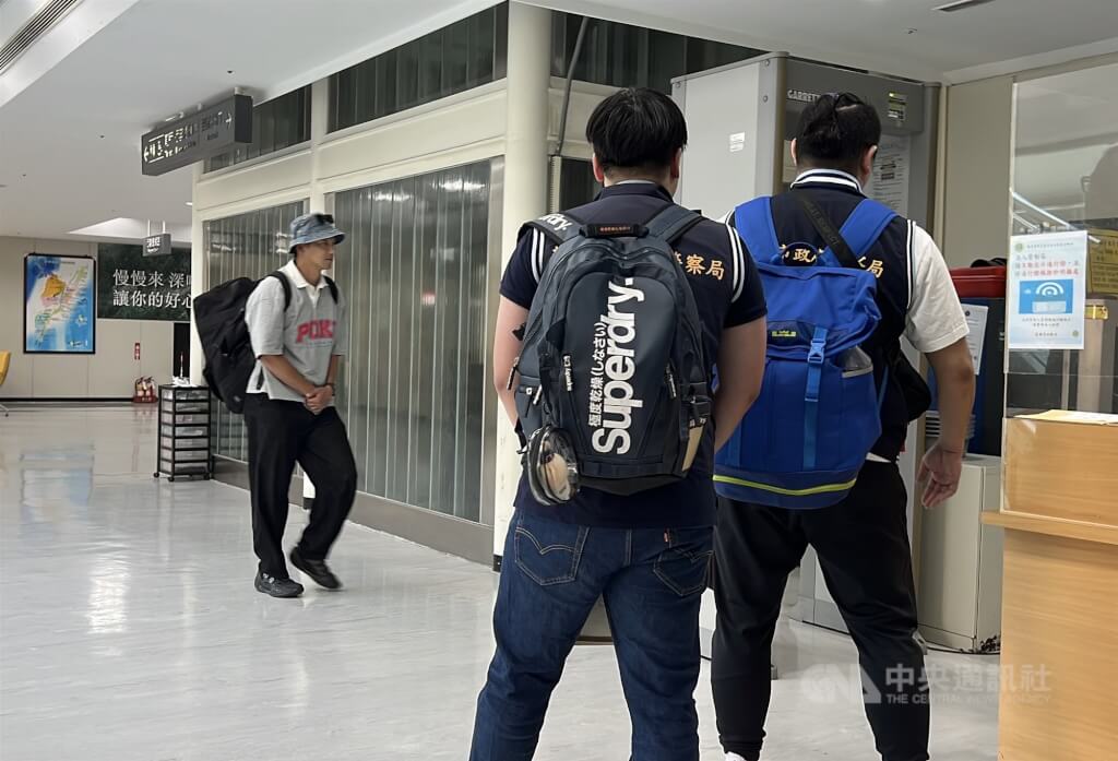 檢警偵辦藝人涉逃避兵役案，藝人威廉（左1）疑涉案，他14日從綠島搭乘班機，下午抵達台東豐年機場後，並未走出管制區，在廁所停留了10幾分鐘，於機場守候的新北市刑警直接進入管制區內帶人。中央社記者盧太城台東攝  114年5月14日 圖：中央社提供