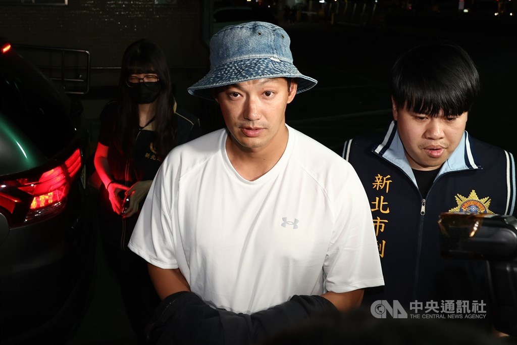 檢警擴大偵辦藝人涉妨害兵役案，藝人威廉（中）14日晚間移送新北地方檢察署複訊。中央社記者王騰毅攝　114年5月14日 圖：中央社提供