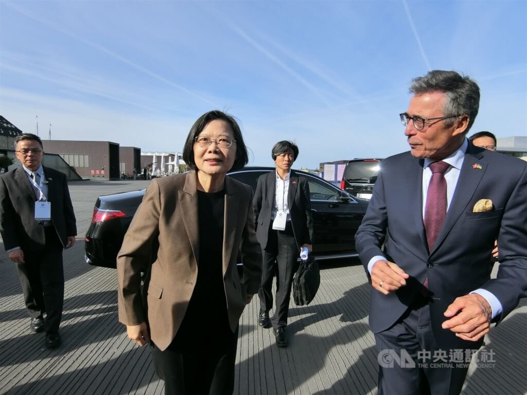 圖為前總統蔡英文13日出席哥本哈根民主高峰會，丹麥前總理暨丹麥「民主聯盟基金會」主席拉斯穆森（右）親自迎接。（中央社檔案照片） 圖：中央社提供