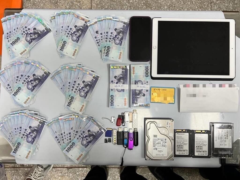 台東縣警察局近日公布台東警方打詐及被詐案件情況。警方表示，台東縣4月份受理詐騙案83件、財損金額新台幣2182萬元，警察局與金融機構也共同成功攔阻1606萬元，破獲10詐團、逮捕41人。圖為查扣不法所得。（台東縣警察局提供）中央社記者盧太城台東傳真  114年5月15日