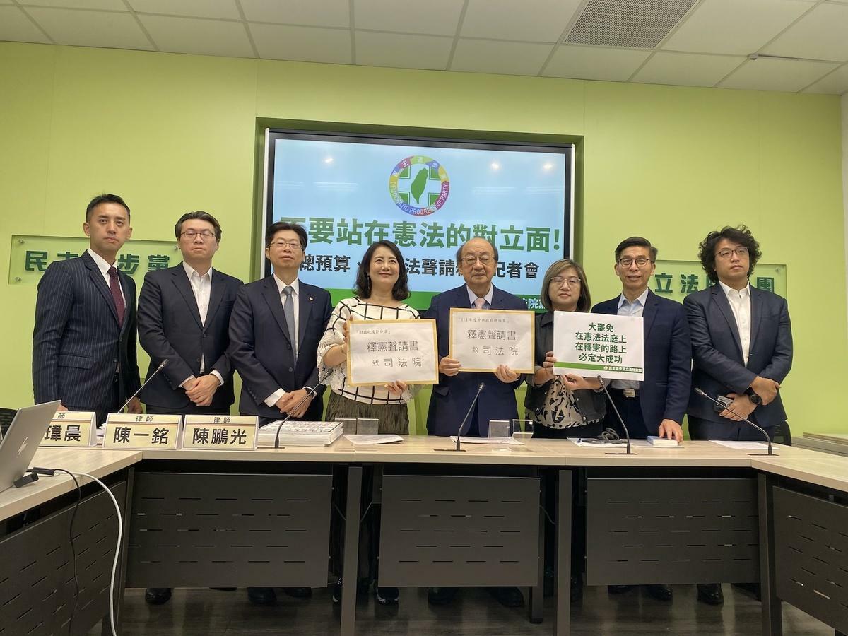 民進黨團15日舉行總預算案、財劃法釋憲案聲請記者會。 圖：林朝億/攝