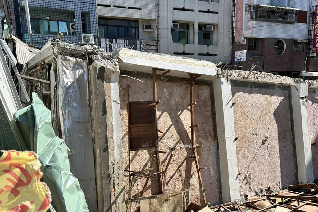 台南市新營區仁愛街1棟緊鄰建築工地的透天厝15日上午突然傾斜後倒塌，幸未造成人員傷亡。（讀者提供）中央社記者楊思瑞台南傳真  114年5月15日