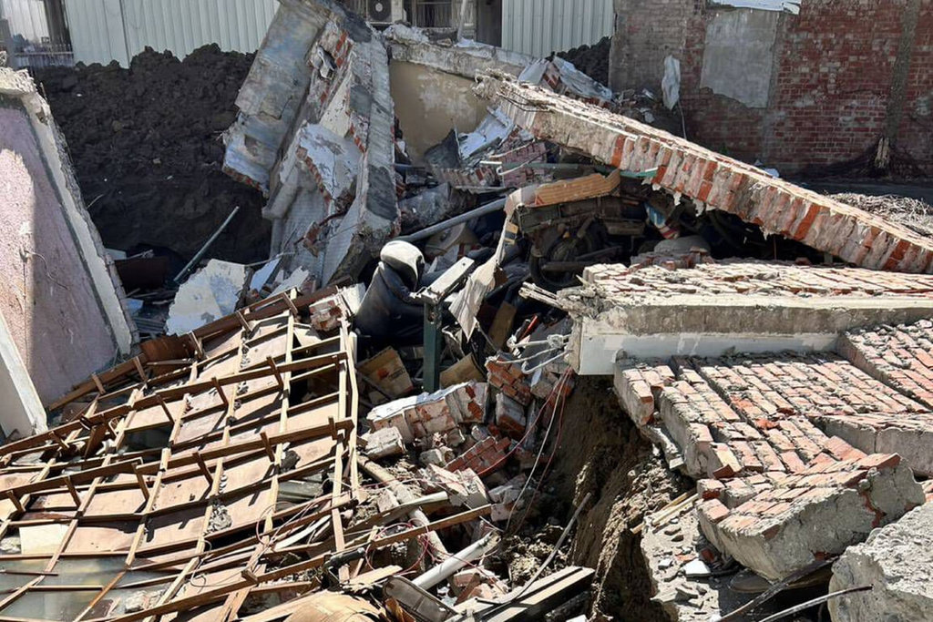 台南市新營區仁愛街1棟緊鄰建築工地的透天厝15日傾斜後朝工地方向倒塌，初步調查未造成人員傷亡。（讀者提供）中央社記者楊思瑞台南傳真  114年5月15日