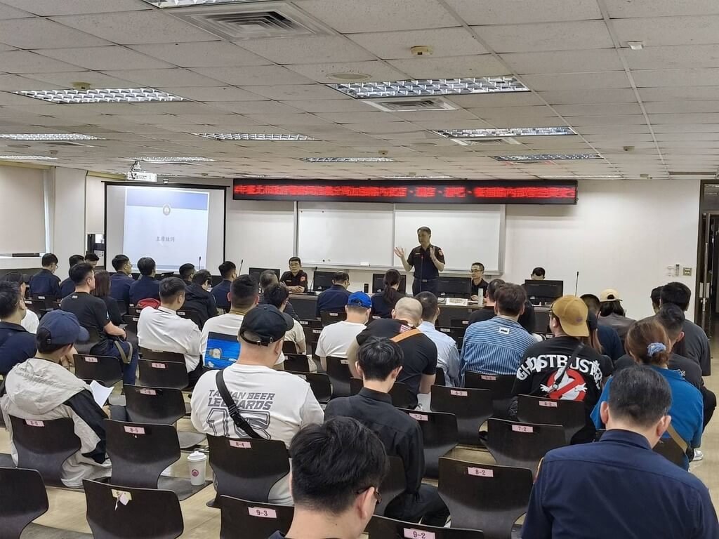2025雙北世界壯年運動會17日開幕，北市警方15日表示，為因應世壯運眾多外國選手及觀光客出入轄內相關營業場所，特邀集轄內酒店、夜店、酒吧、小吃店、KTV、餐酒館等店家召開座談會，要求落實內部安全管理與安檢作為，提升自主安全管理能力。（台北市警察局信義分局提供）中央社記者黃麗芸傳真  114年5月15日