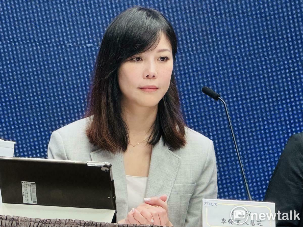 行政院發言人李慧芝今（15）天中午主持院會後記者會時轉述卓揆在院會中的談話。 圖：謝莉慧/攝
