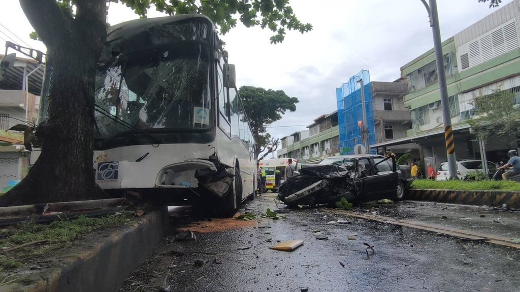 台東縣台9線綠色隧道15日上午發生公車撞自小客車事故，自小客車頭全毀，公車衝上安全島撞路樹，影響雙向交通。（民眾提供）中央社記者盧太城台東傳真  114年5月15日
