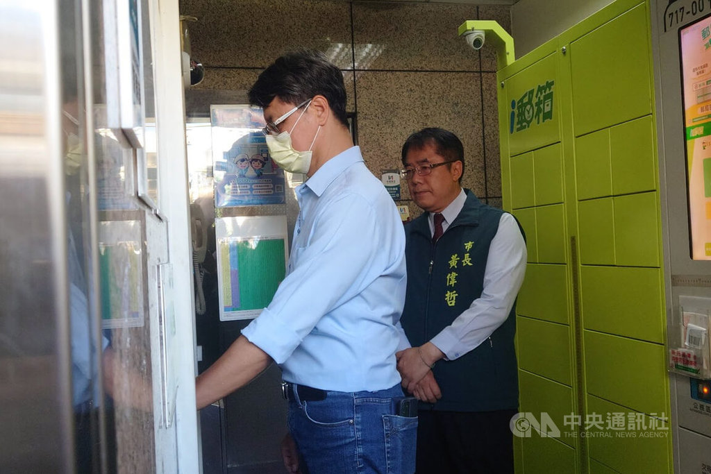 詐騙手法日益翻新，台南市政府推動「口罩ATM」試驗計畫，民眾提款時若未脫下口罩與安全帽，將發出語音警示，市長黃偉哲（右）15日前往首處試辦點仁德郵局關心。中央社記者楊思瑞攝  114年5月15日