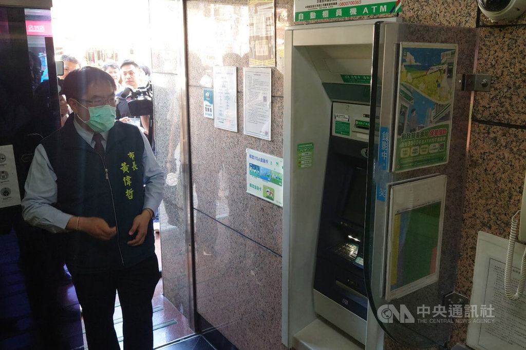 台南市政府與金融機構合作推動「口罩ATM」試驗計畫，民眾提款時若未脫下口罩與安全帽，將發出語音警示，台南市長黃偉哲（前左）15日前往仁德郵局試用。中央社記者楊思瑞攝  114年5月15日