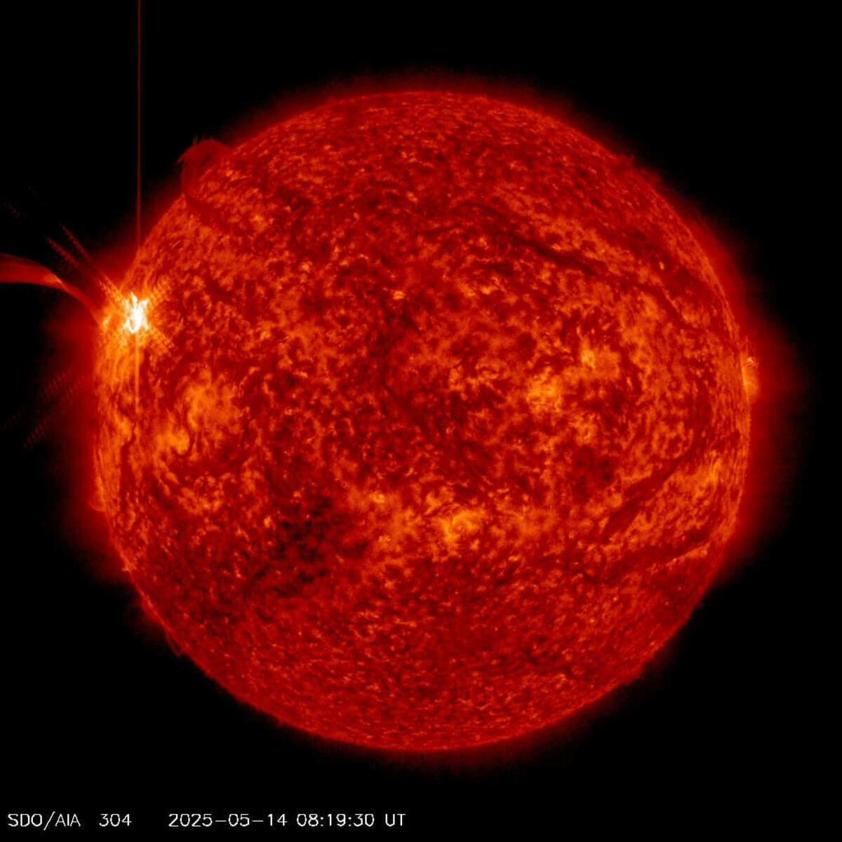 巨大的太陽風暴14日襲擊地球，引發全球停電，導致通訊系統陷入混亂數小時。 圖：翻攝NASA/SDO網頁