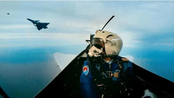 有中國專家分析認為，解放軍殲-16 戰機之所以能纏鬥近 50 分鐘，可能與飛行員的高強度訓練以及戰機設計特色等因素有關。 圖：翻攝自 騰訊網 湘評中外