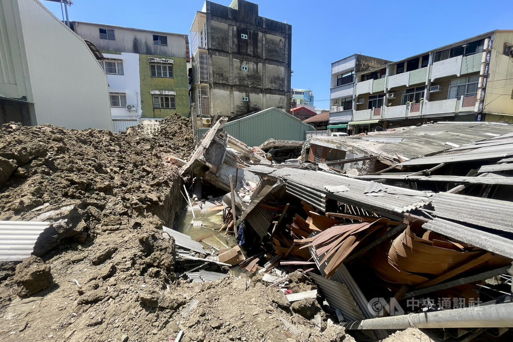台南市新營區一棟位於建築工地旁的透天厝倒塌，工務局15日會勘，初判肇事原因為工地基礎開挖時擋土措施未按圖施工。中央社記者楊思瑞攝  114年5月15日