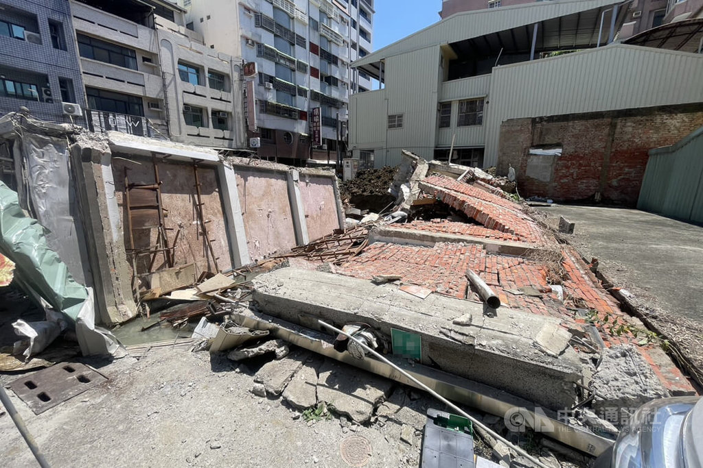 台南市新營區一棟位於建築工地旁的透天厝倒塌，市府工務局15日會勘初判肇事原因為工地基礎開挖不慎所致，已勒令現場停工並開罰。中央社記者楊思瑞攝  114年5月15日