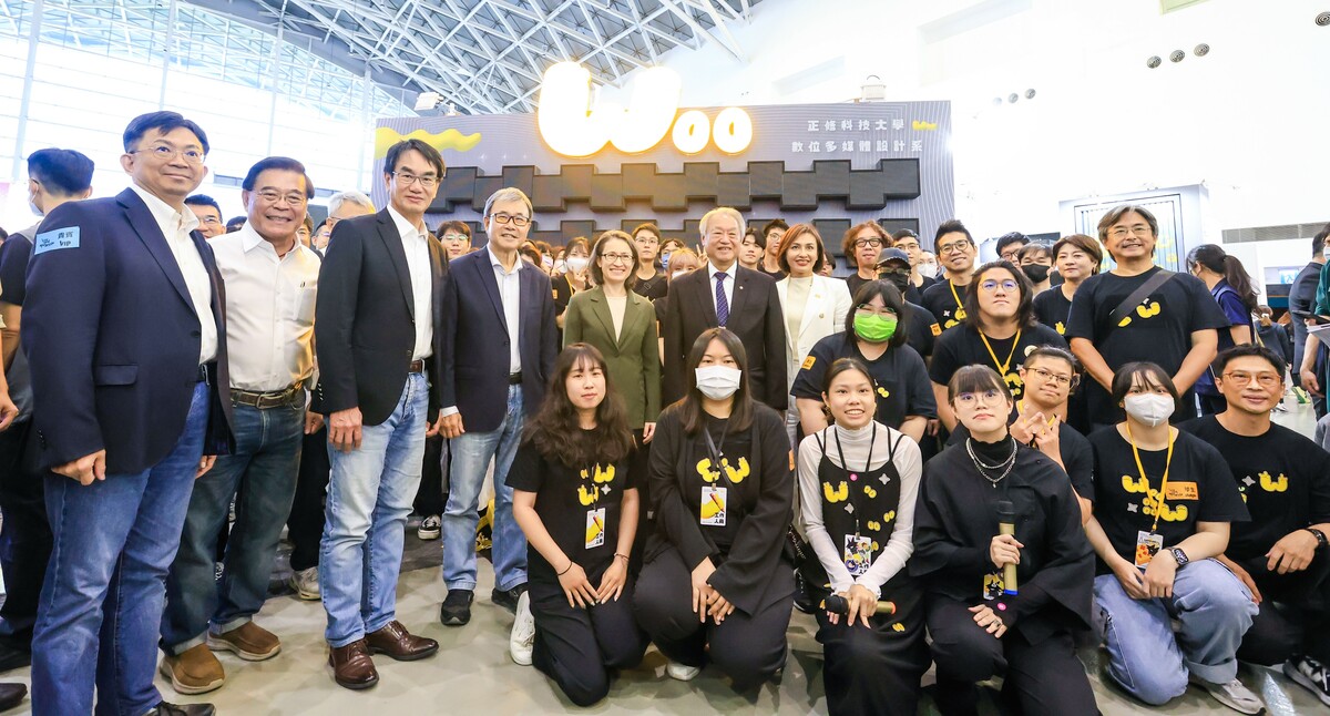 出席開幕典禮貴賓與正修科技大學學生合影。 圖：高雄市經發局/提供
