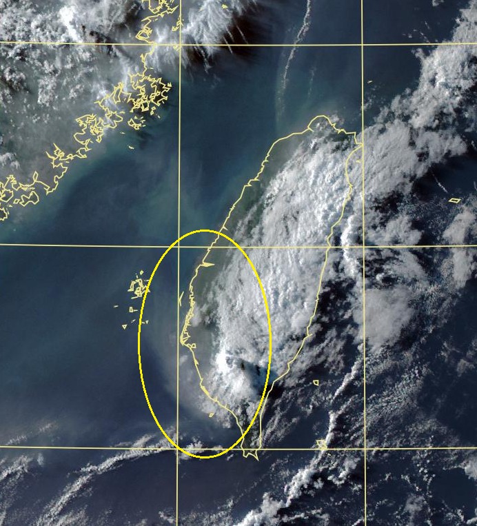 前中央氣象局長鄭明典15日以衛星影像顯示台灣南部出現一團由陸地向外擴散的煙霧，對應臭氧空氣汙染顯著區域，指出就是典型的光化學煙霧現象。 圖：翻攝「臉書」鄭明典